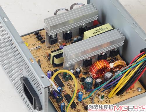 相当“精简”的做工用料，EMI滤波电路、PFC电路消失不见，更不用指望完整的保护电路了。