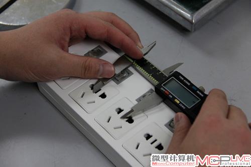 我们用游标卡尺测量插位中心间距