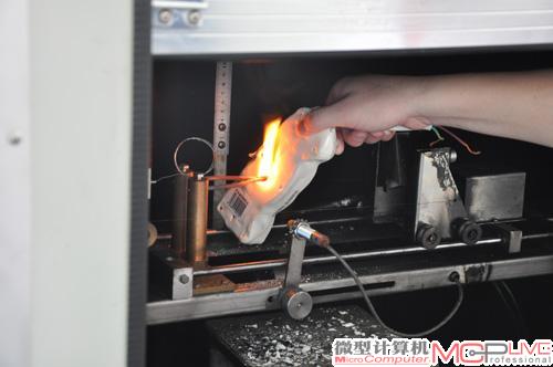 外壳燃烧，阻燃能力较差。