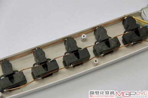 内部通过铜丝传导，但铜条略微发黑。