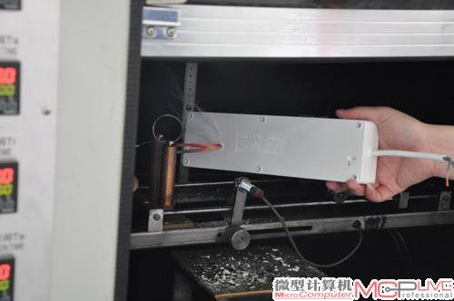 阻燃能力良好，背壳没有燃烧。