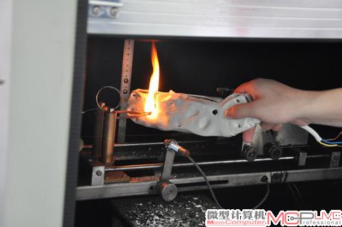 阻燃能力不足，外壳直接燃烧。