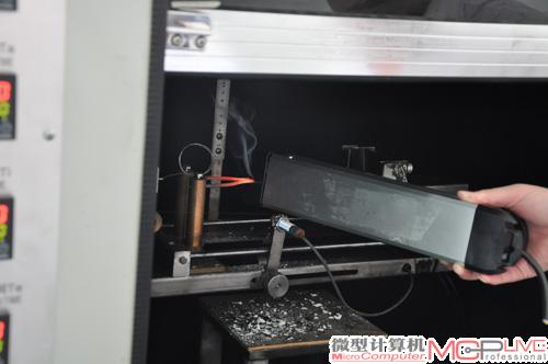 用灼热丝烧边缘的塑料，依旧没有燃烧。