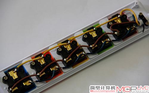 内部采用电线连接，用料一般。