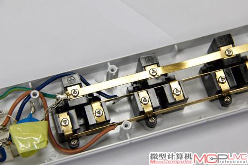 内部通过铜条连接，用料不错。