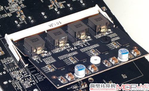 在PCB背面是供电套件的安装插槽，供电套件也采用了4相供电设计和一体式MOSFET，做工丝毫不含糊。
