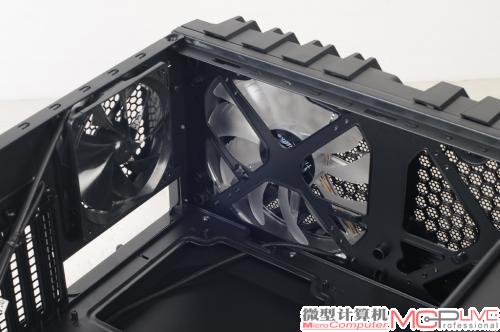 顶部和尾部标配风扇,顶部还可以留有一个20cm风扇位。同时也可以安装24cm水冷排。 顶部和尾部标配风扇,顶部还可以留有一个20cm风扇位。同时也可以安装24cm水冷排。