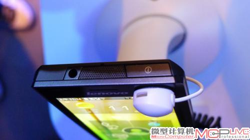 不过,看上去K800的厚度略厚了一点。 不过,看上去K800的厚度略厚了一点。