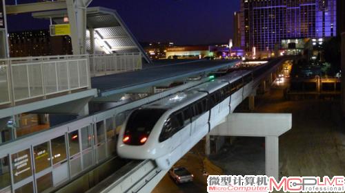 夜幕降临,华灯初上。Monorail,home,sweet home。 夜幕降临,华灯初上。Monorail,home,sweet home。