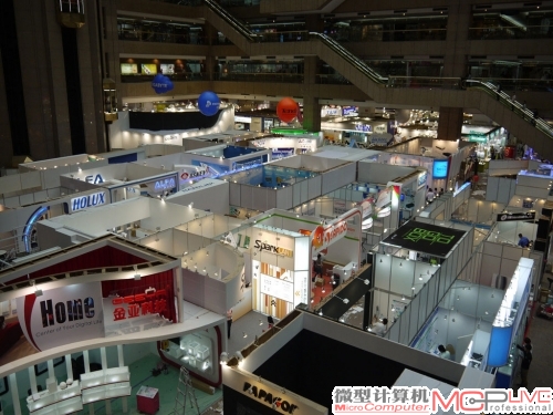 俯瞰世贸一馆内各厂商的展台,已经差不多都搭建好了。 俯瞰世贸一馆内各厂商的展台,已经差不多都搭建好了。