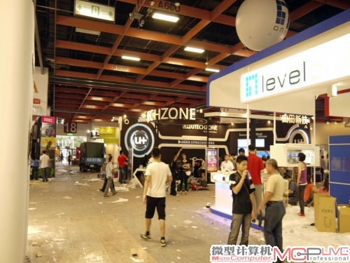 到下面才发现,各个厂商基本上都还有大量的工作,遍地狼藉,估计今天晚上通宵是跑不了了。 到下面才发现,各个厂商基本上都还有大量的工作,遍地狼藉,估计今天晚上通宵是跑不了了。