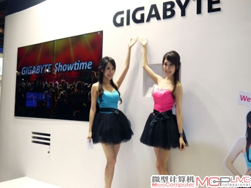 技嘉的御用showgirl双胞胎姐妹也来踩场了。 技嘉的御用showgirl双胞胎姐妹也来踩场了。