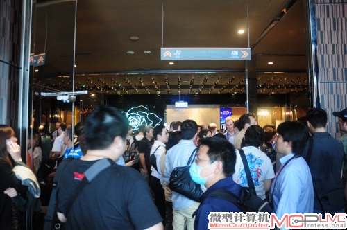 这次是基于全球的发布会,来自全球的记者都汇集于此,场面非常壮观,在排队进入会场前,就挤满了人。 这次是基于全球的发布会,来自全球的记者都汇集于此,场面非常壮观,在排队进入会场前,就挤满了人。