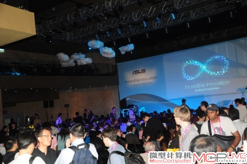 进入会场后,同样是人满为患,各种肤色的朋友挤满了会场。 进入会场后,同样是人满为患,各种肤色的朋友挤满了会场。