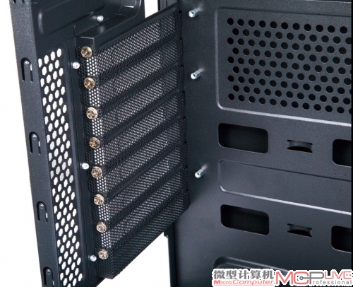 图1：小到PCI扩展挡板，细心的产品会为你提供灵活的可拆卸挡片，而非一次性易耗品。更甚者还会采用冲网加黑化工艺来处理挡片，以加强机箱散热且不失良好的防辐射能力。