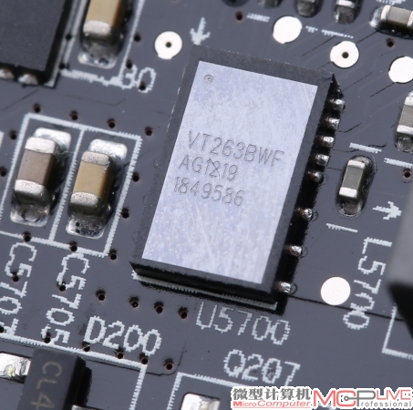 HD 7990的单颗核心采用4相核心、2相显存、1相I/O的供电设计，合计14相供电。单颗核心供电采用了CLA1108-4-50TR的4相并联贴片排感，4颗整合了驱动芯片的Mosfet，型号是VT1676SAF。单颗HD 7970核心的显存供电采用了2个VT263BWF Mosfet和1个贴片电感。