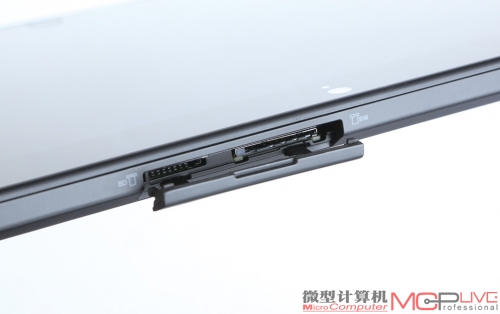 micro SD卡插槽旁边是SIM卡插槽，但是很奇怪，联想的官方网站表示Tablet 2并不支持3G网络。