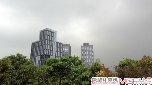 同样的场景，K900的样张看起来更舒服一些，因为测光问题？