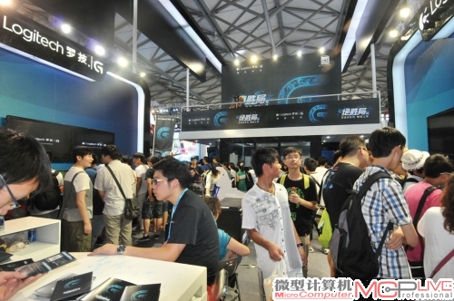 罗技的独立展台也是气势十足，其中展出了大量的游戏键鼠外设新品，吸引了众多玩家在此流连。