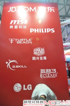 除了与游戏厂商合作之外，与电商的合作展出也是本次CJ上硬件厂商的一大新动态。目前大的两个电商平台——京东和淘宝都搜罗了一批硬件厂商的跟随，看看，京东展台的合作硬件厂商都有谁？
