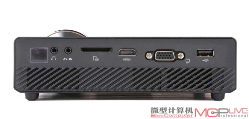 B1M的机身宽度保证了它的所有接口都可以安排在一侧，不用这边放几个，那边再放几个。虽然每类接口只有一个，但种类丰富，照顾到了常用的各种接入需求。