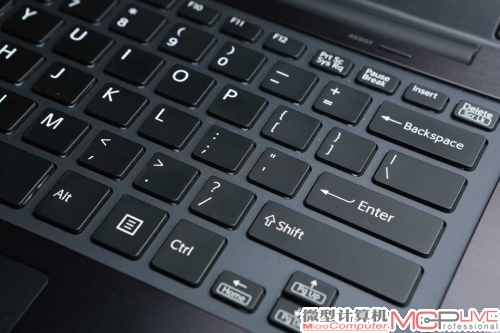 Fit 13A，键盘的舒适度更高，而且也基本上是全尺寸的设计，不会有什么误操作方面的担心。