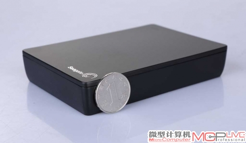 Backup Plus Fast内置了两块2.5英寸HDD，组成了RAID 0模式。长宽跟常见移动硬盘相当，厚度略厚但也不及一元硬币。