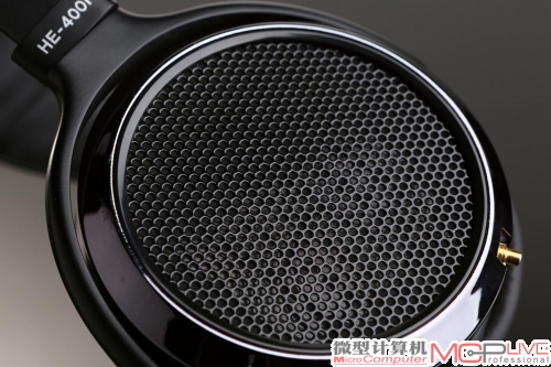 HE-400i的外观保持了HIFIMAN这一代耳机的风格，造型上与HE-560差不多。直观的变化是耳机单元的外壳由HE-560的木纹材质更换为高亮漆面，搭配大面积网格修饰，更多了些硬朗的感觉。